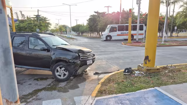 Abandona camioneta tras estrellarse contra un semáforo en Campeche