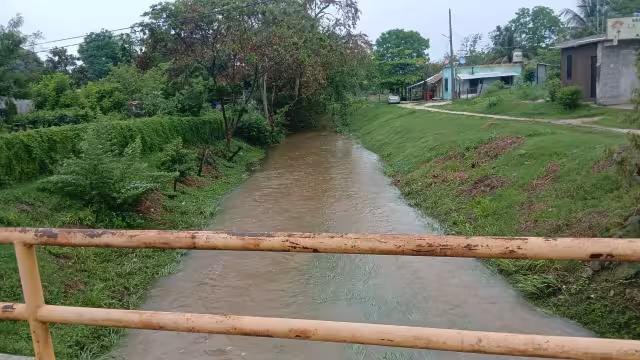 Protección Civil monitorea dren natural de Escárcega tras fuertes lluvias en Campeche