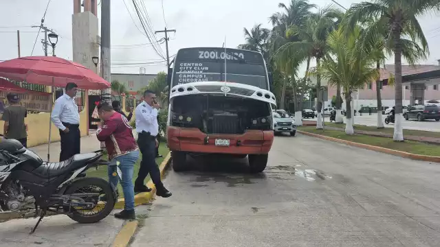 Protección Civil controla incendio en camión urbano en Campeche