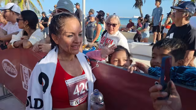Miles de corredores tomaron la salida en una edición histórica de la Maratón de la Marina