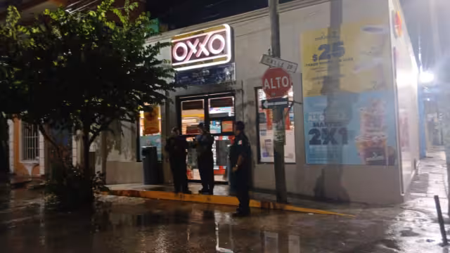 Asalto nocturno en Oxxo termina con detención del presunto responsable
