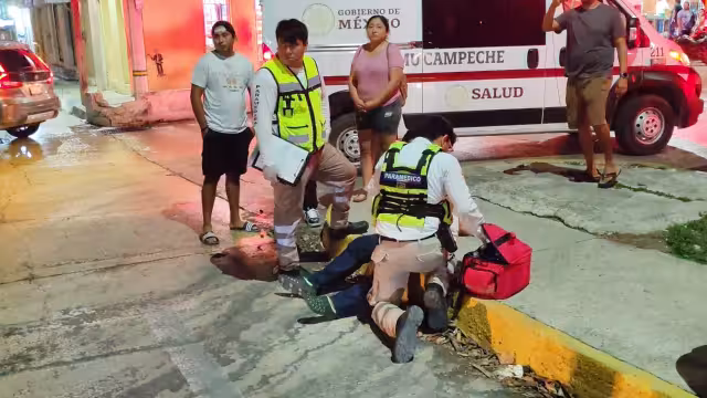 El motociclista fue atendido en el lugar por los paramédicos del SAMU.