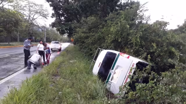 El conductor perdió el control en la maniobra y volcó saliéndose de la cinta asfáltica