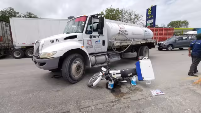 El conductor de la pipa del Smapac solicitó apoyo del seguro para resolver la situación