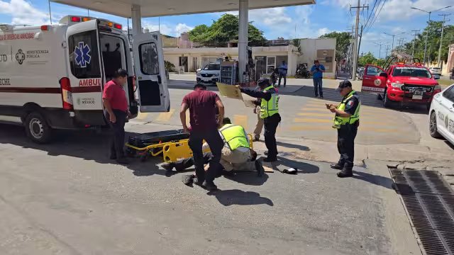 Un motociclista resultó herido tras chocar contra una combi de transporte público en el barrio de Guadalupe.