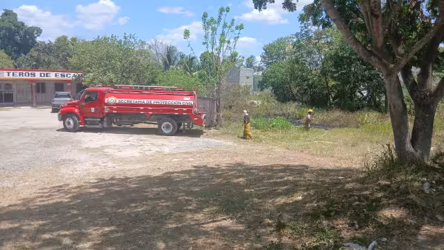 Bomberos controlaron un incendio de maleza en un predio de la colonia Revolución antes de que se propagara.