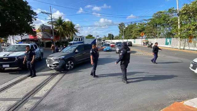 Paramédicos de la Cruz Roja estabilizan a motociclista tras accidente vial
