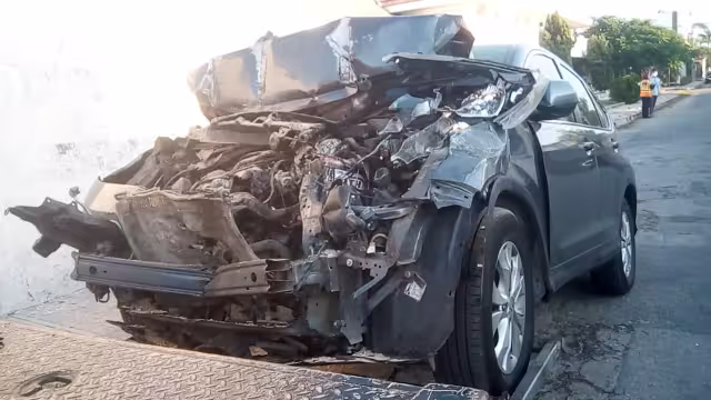 La camioneta Honda, con placas de circulación YYR-422-B, fue levantada por la policía y trasladada al depósito vehicular