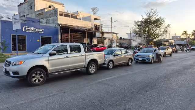 Adulto mayor, presuntamente ebrio, provoca choque múltiple.