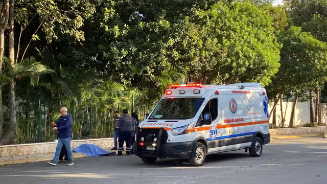 El cuerpo del hombre sin vida fue cubierto con una manta azul.