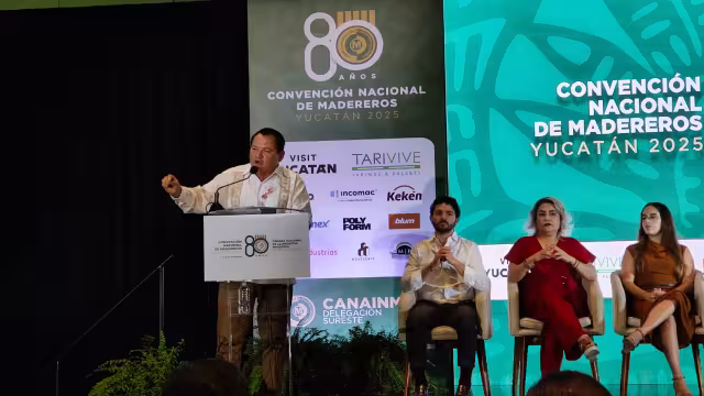 Joaquín Díaz Mena asistió a la Convención Nacional de Madereros en Mérida