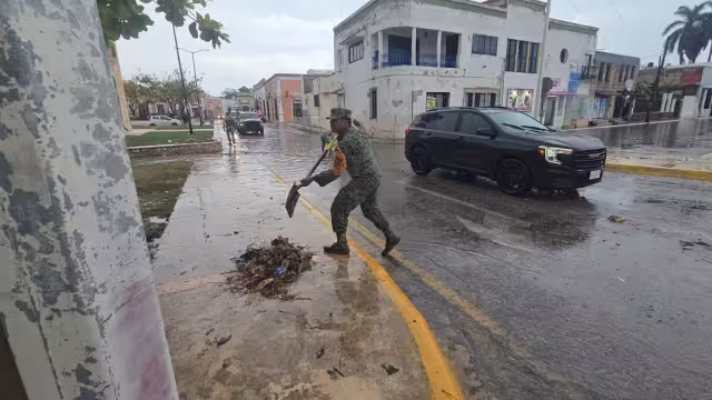 Charcos y encharcamientos se agravan por basura en vialidades.