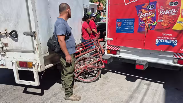 Un triciclo quedó prensado entre dos camionetas en la colonia Manigua.
