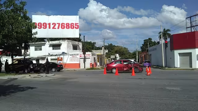 El autobús de ADO resultó con golpes ligeros, siendo el auto el más afectado en el accidente