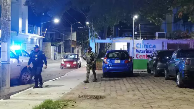 Según reportes, un sujeto arribó al lugar y presuntamente accionó un arma de fuego contra el piso