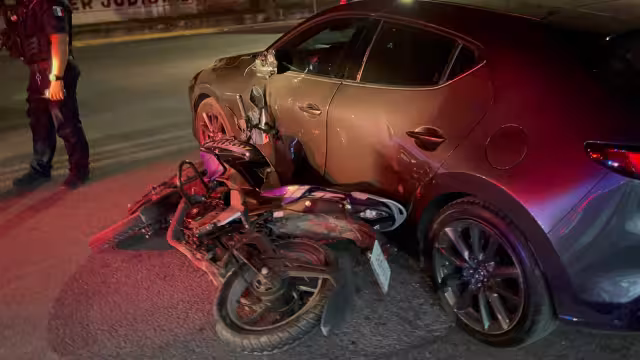 La motocicleta y el auto terminaron con daños de consideración.
