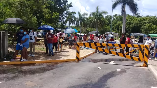 Una fila de personas en espera de ser vacunados contra el COVID se registró afuera del nuevo Palacio Municipal de Playa del Carmen