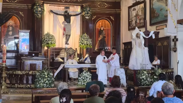 Feligreses festejaron la entrega de la imagen restaurada del Señor de San Román con una misa y procesión.
