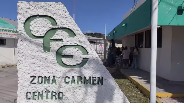 Habitantes acudieron a oficinas de la CFE para exigir una solución.