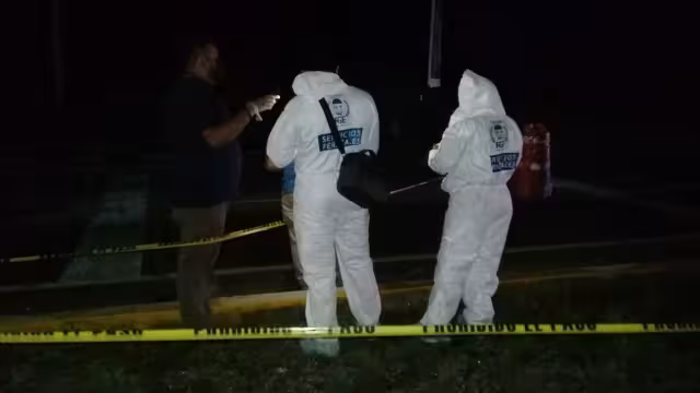 Peritos de la FGE llegaron al lugar de los hechos para acordonar el sitio y levantar los cuerpos