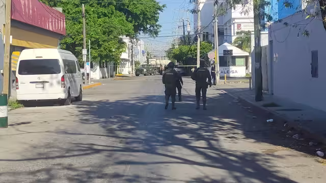 La víctima terminó tirada en el estacionamiento del Oxxo en la calle 40 de Playa del Carmen