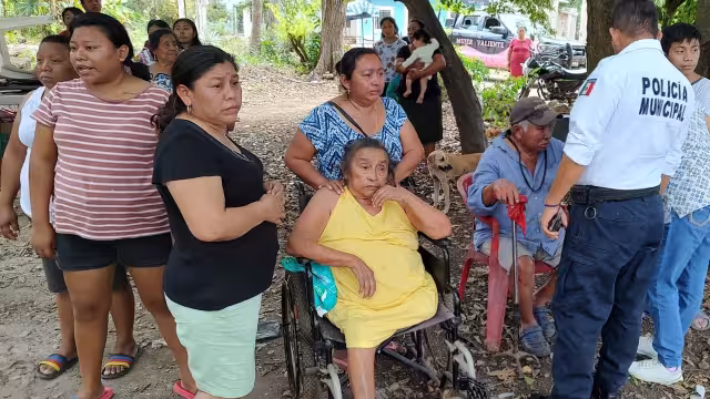 Vecinos ingresaron para ayudar a sofocar las llamas