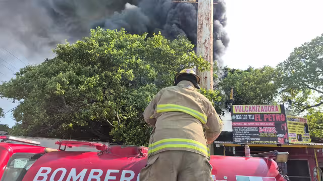 Un voraz incendio consumió por completo la vulcanizadora “El Petro” en Ciudad del Carmen.