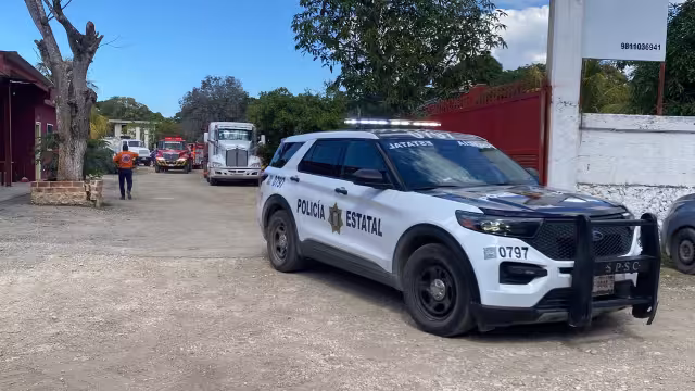 Un incendio de maleza causó afectaciones en un taller mecánico en el poblado de Chiná.