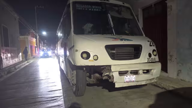El camión de transporte público sufrió daños importantes en la parte frontal.