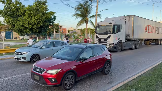 Choque entre un tractocamión y un automóvil en la rotonda del Chechén