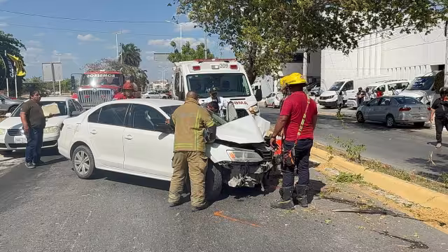 SAMU traslada a joven tras impacto contra árbol