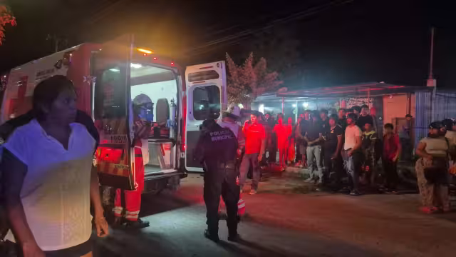 Decenas de curiosos llegaron al lugar para ver el accidente.