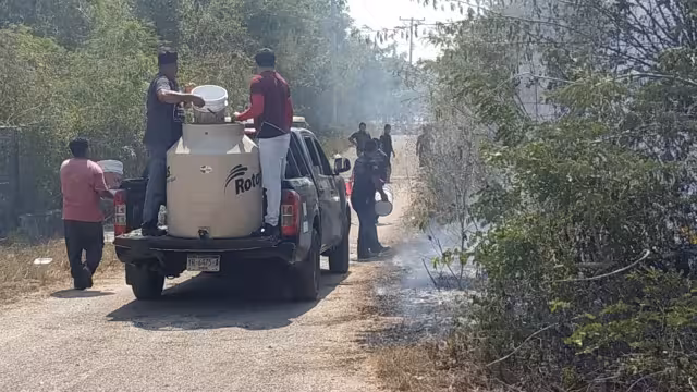 La intensa sequía y el viento avivaron las llamas que no tardaron en extenderse hacia afuera del plantel