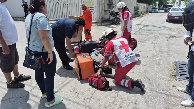El uso de casco certificado, botas, guantes, pantalones y chamarras diseñadas para motociclistas puede reducir la gravedad de las lesiones en caso de una caída o colisión