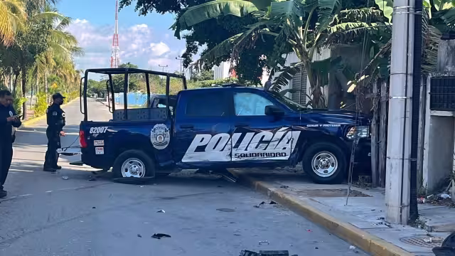 La patrulla se dirigía a un auxilio sobre la avenida 30 cuando fue colisionada