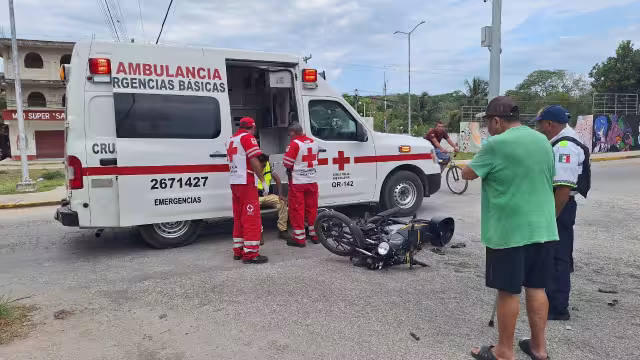 Paramédicos de la Cruz Roja quienes se encargaron de brindar los primeros auxilios a los lesionados