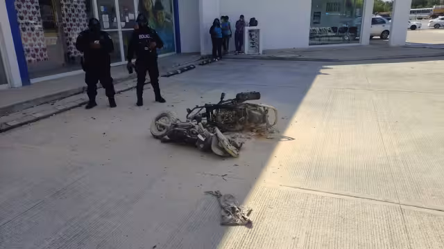 La motocicleta quedó tirada en el lugar, pero tras controlar el fuego, fue retirada por motivos de seguridad