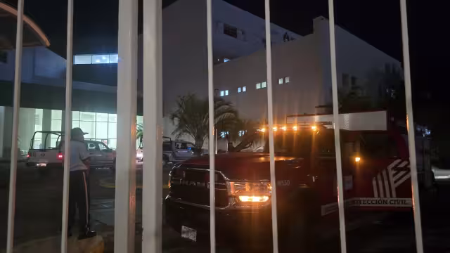 Bomberos y SPSC evitan tragedia en Hospital General de Especialidades
