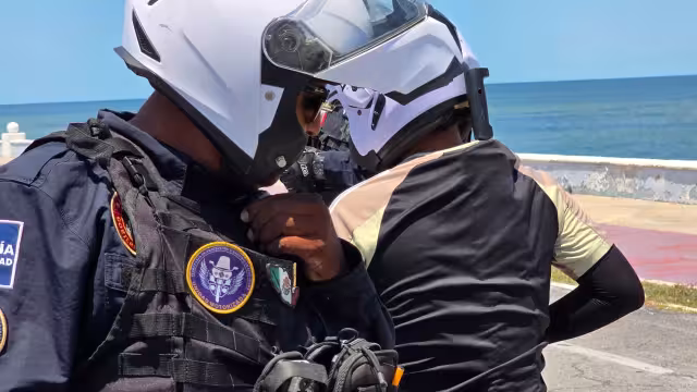 El motociclista fue interceptado tras ser reportado como presunto hombre armado en el malecón.