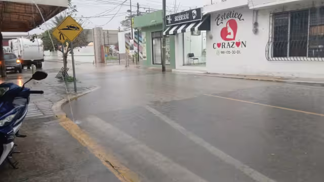 Precipitaciones dejan calles inundadas en Campeche
