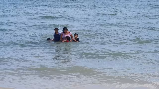 Algunos turistas optaron por consumir en los restaurantes con arenero