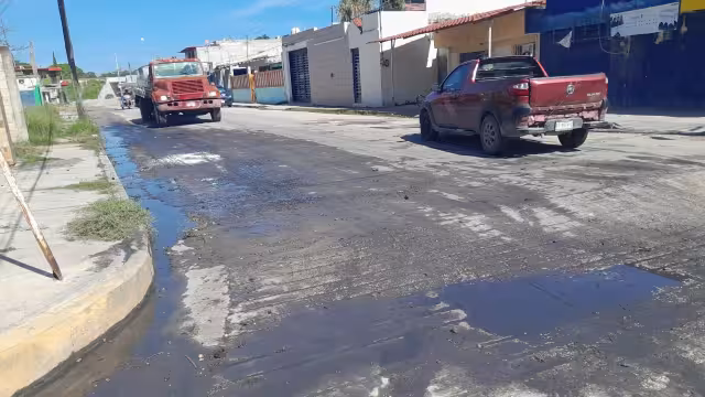 Javier Enrique Valdivieso Suárez y Vilma Días González, vecinos de la colonia Salsipuedes, alertaron sobre el peligro del aceite derramado en la calle 38.