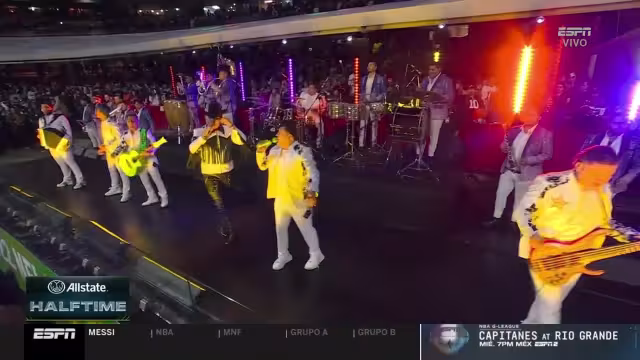 Grupo Firme se presentó en el medio tiempo de la NFL