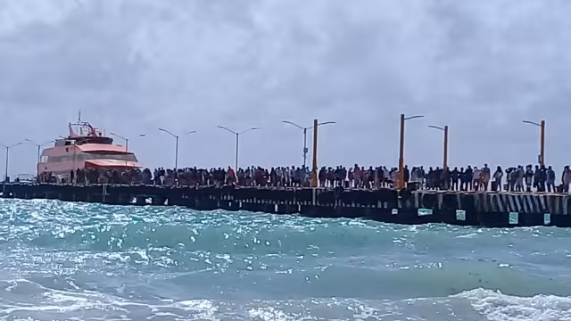 La fila para subir al ferry era demasiado grande