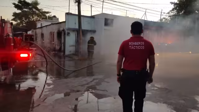 Antes de la llegada de los bomberos, vecinos intentaron apagar el fuego a cubetazos