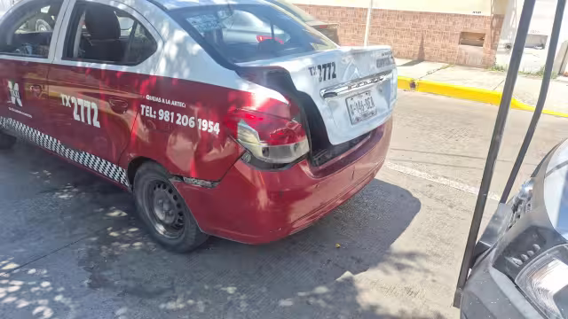 Colisión en cruce de calles 49 y 47 deja solo daños materiales