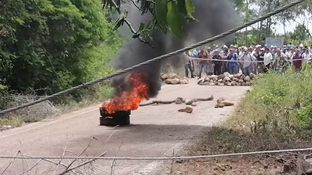 Ejidatarios de Dzán incendiaron neumáticos para evitar el acceso de topógrafos