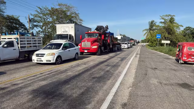 Tras varias horas de bloqueo por la falta de energía eléctrica, habitantes de Nuevo Progreso permitieron la reapertura de la carretera federal