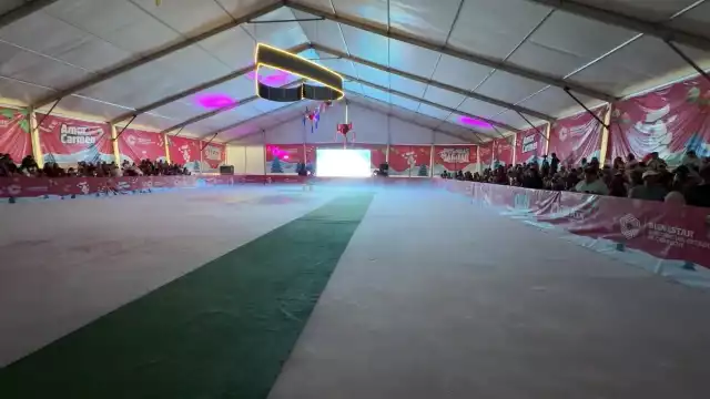 Inauguran pista de hielo en Ciudad del Carmen con gran afluencia familiar.