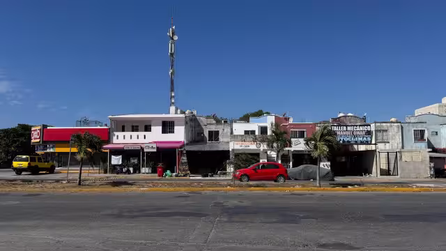 Las primeras horas de este lunes, vecinos de los fraccionamientos Real Ibiza, Misión de las Flores y Galaxia I, reportaron otro apagón más